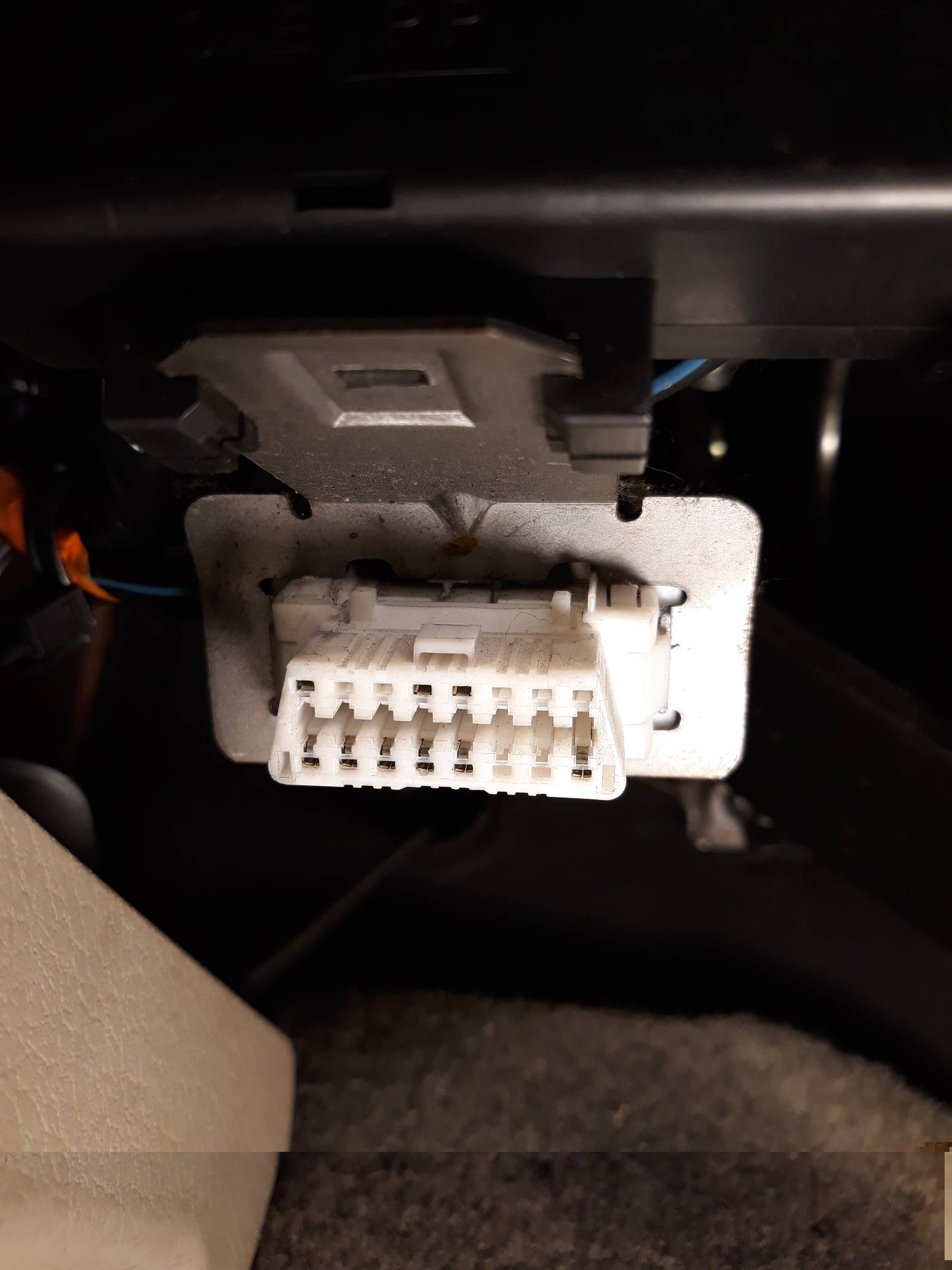 OBD2 port Nissan Terrano II year 2000 2.7 TDI